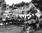 Campamento Cercedilla 1944 [Niños con el uniforme de las Ju
