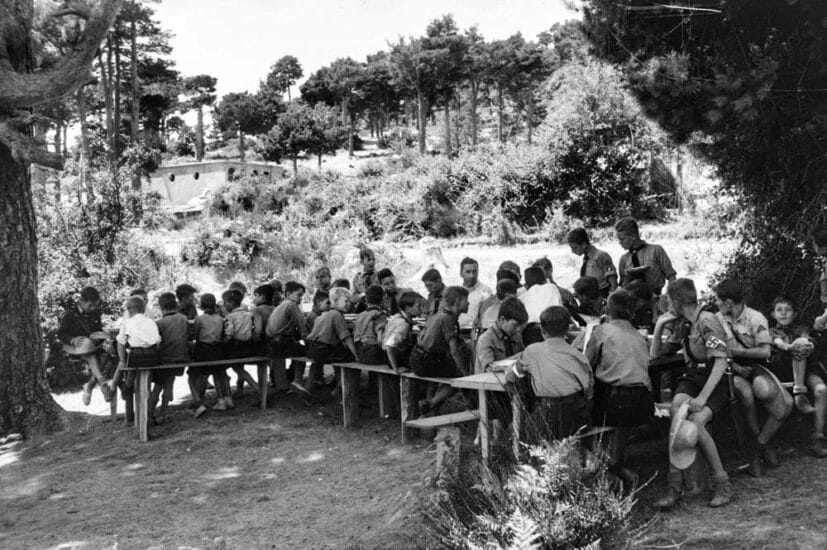 Campamento Cercedilla 1944 [Niños con el uniforme de las Ju