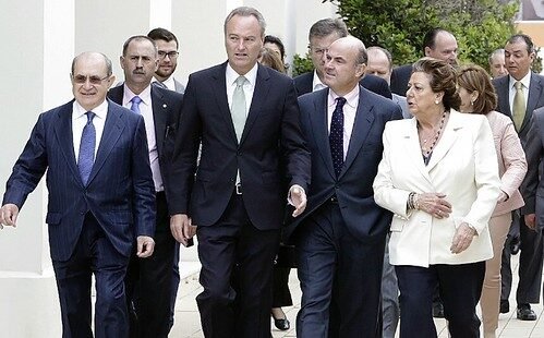 El President de la Generalitat, Alberto Fabra, presenta al ministro de Economía y Competitividad, Luis de Guindos, en el marco de la conferencia-desayuno “Forum Europa. Tribuna Mediterránea” 2015.