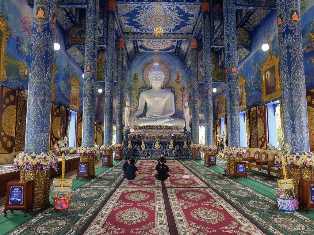 Estatua de Buda en el Wat Rong Suea Ten (Templo Azul), Chiang Rai, Tailandia