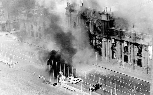 Ataque aereo al viejo Palacio de La Moneda, en 9 pasadas arrojaron 36 cohetes